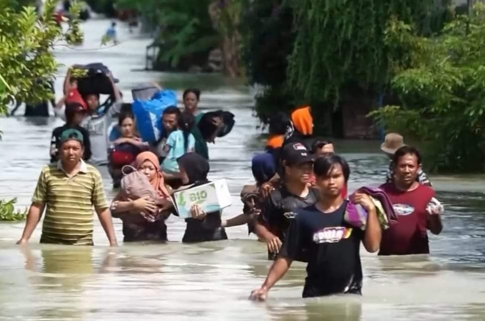 DSM Berikan 126 Susu Bayi untuk Penyintas Banjir Demak, Jawa Tengah